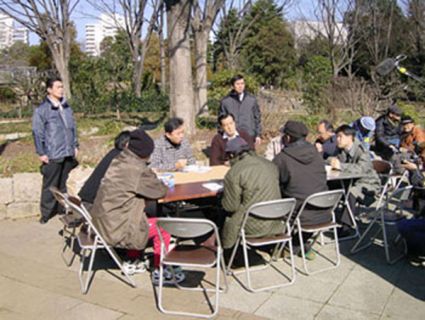 ホームレスの方3人と、私たちはほか弁屋で買ったのり弁当を一緒に食べながら話を聞いた