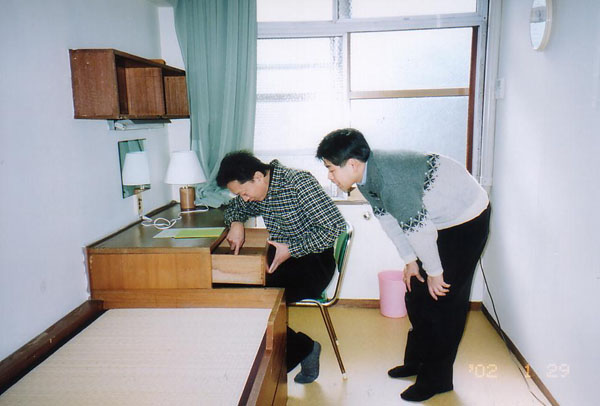 RƋɁAVF^[̋󂫕ɂBӂƊ̈oJĂ݂ƁAu΂邼IvƗĂBl𗧂Ēӂ̗낤B